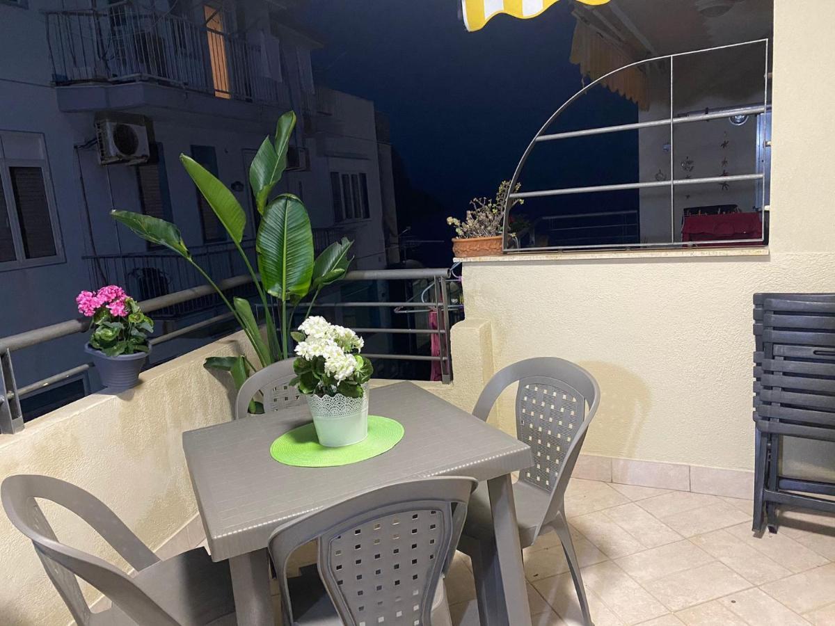 Casa Vacanze Aci Trezza In Front Of The Sea Aci Castello Buitenkant foto